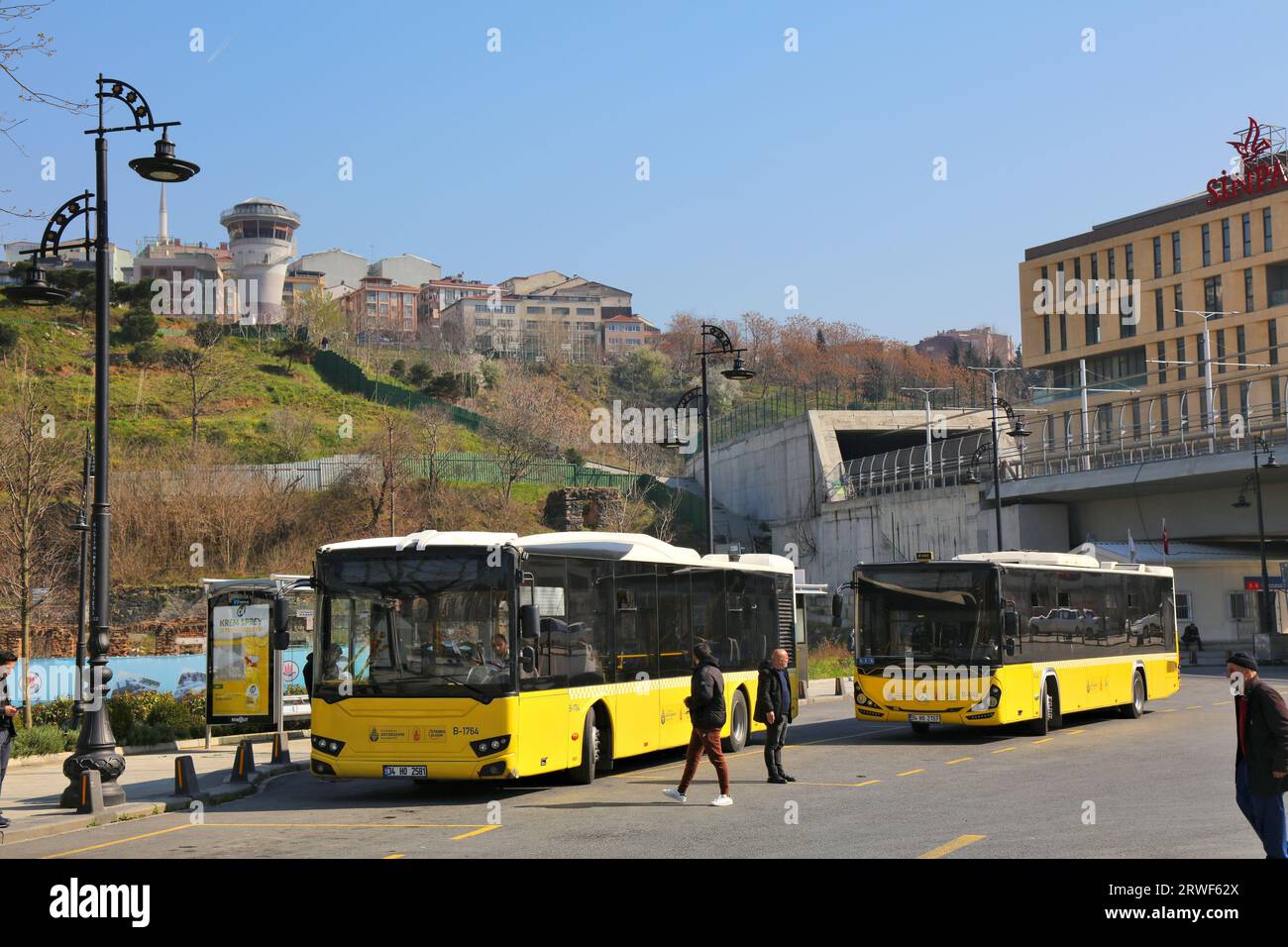 ISTANBUL, TURCHIA - 25 MARZO 2023: Autobus urbani di trasporto pubblico nel quartiere Kagithane di Istanbul, Turchia. Foto Stock