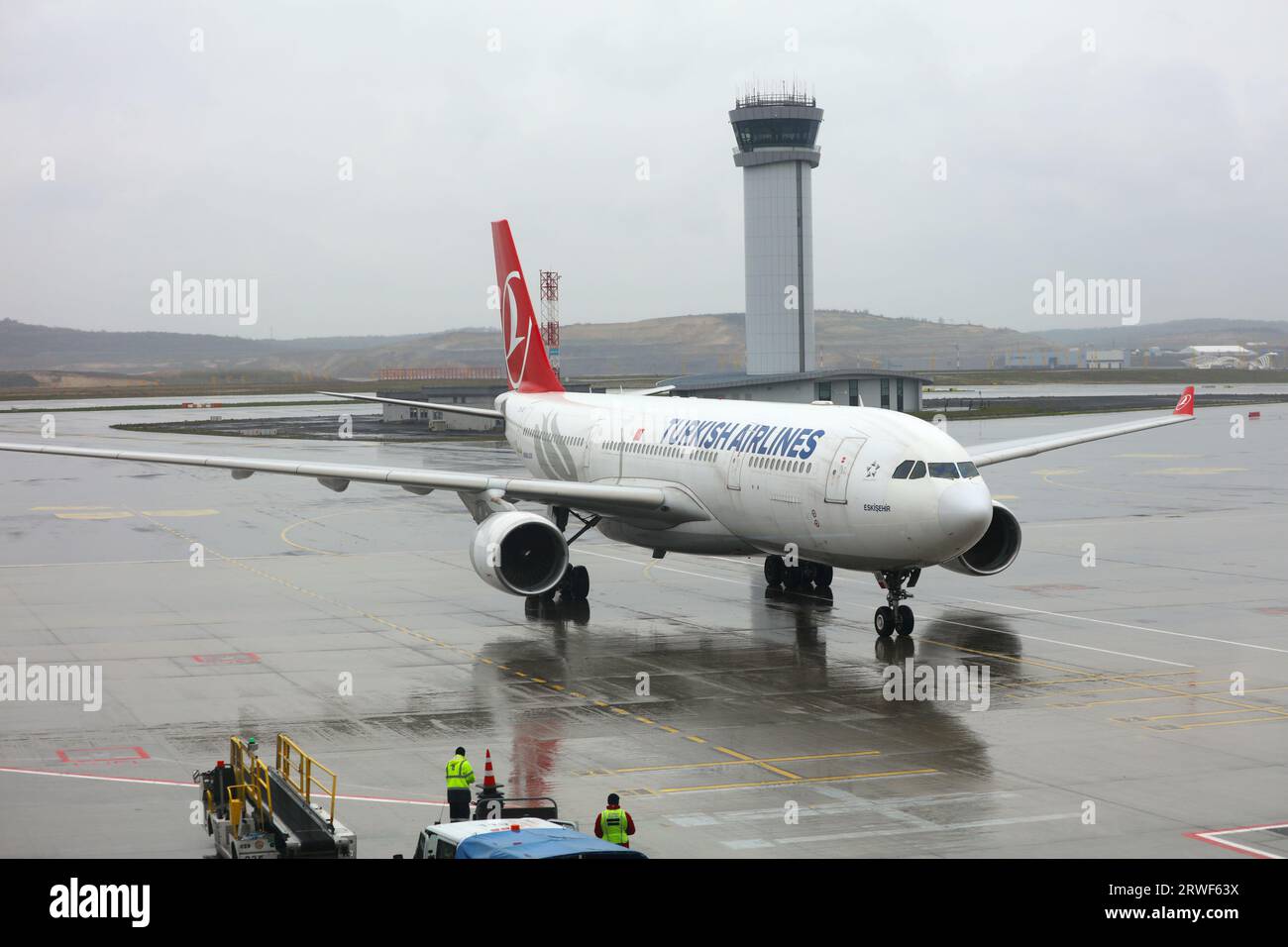 ISTANBUL, TURCHIA - 11 APRILE 2023: Airbus A330 di Turkish Airlines presso l'aeroporto internazionale di Istanbul in Turchia. Foto Stock