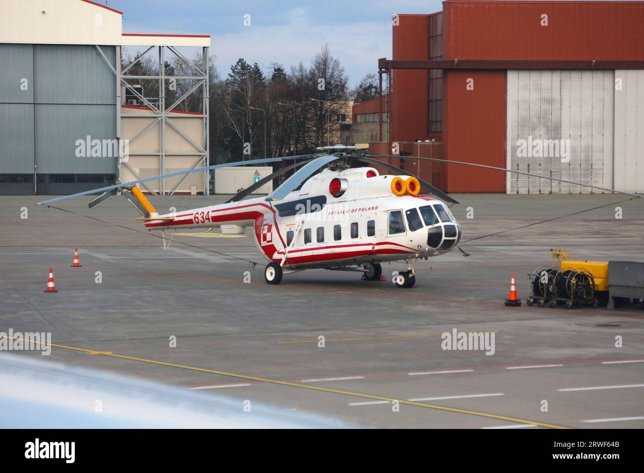 VARSAVIA, POLONIA - 12 APRILE 2023: Elicottero MIL mi-8 dell'aeronautica militare polacca presso l'aeroporto di Varsavia (codice IATA: WAW) in Polonia. Foto Stock