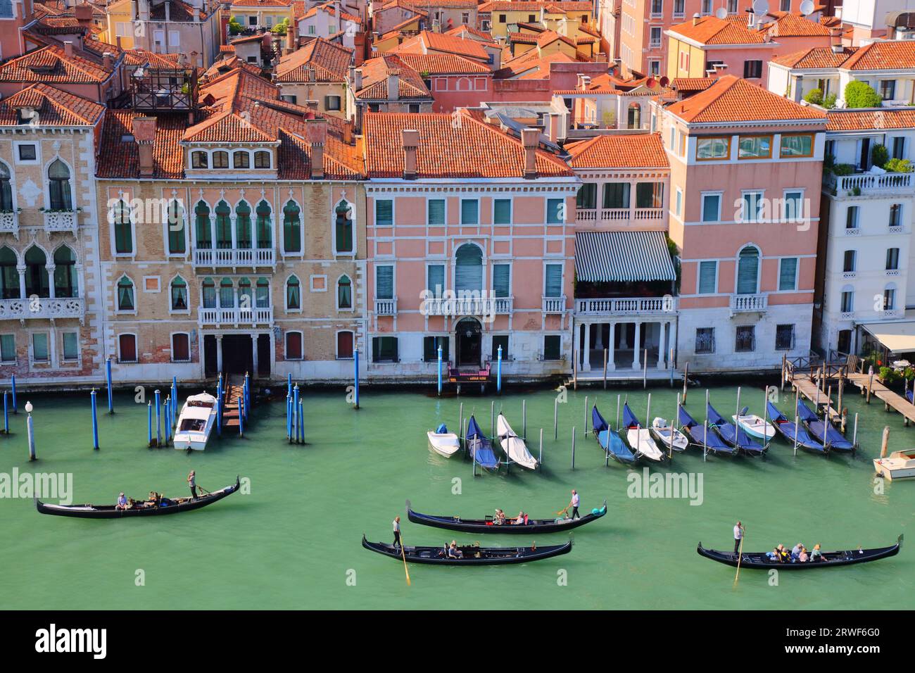 Gondola sul Canal grande a Venezia, Italia. Nome italiano: Canal grande. Foto Stock
