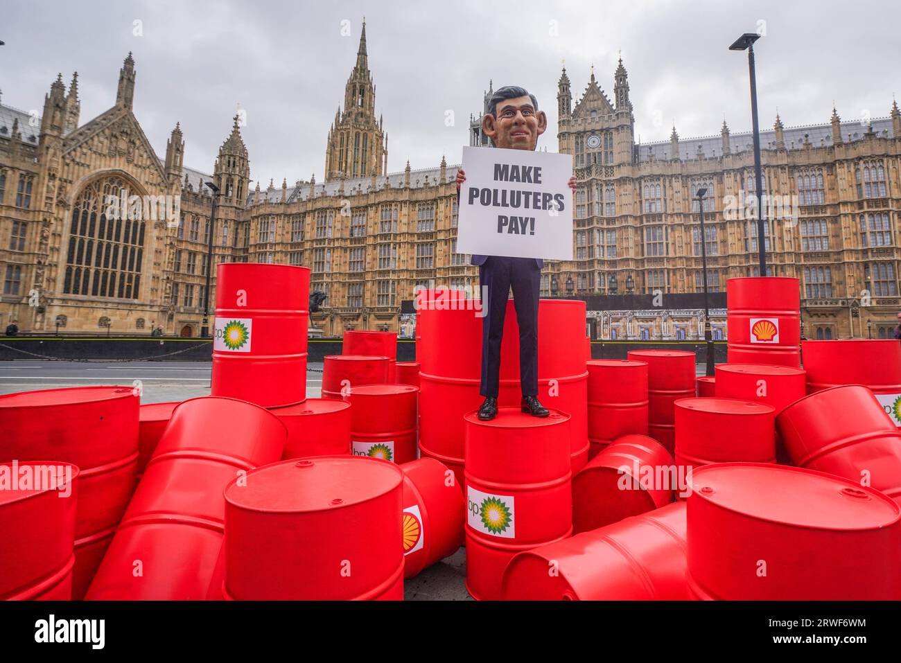 Londra Regno Unito. 19 settembre 2023 . Un modello che indossa una gigantesca testa del primo ministro Rishi Sunak sopra una canna petrolifera durante una protesta di Oxfam fuori dal Parlamento come parte della campagna "Make Polluters Pay", Oxfam chiede di tassare maggiormente i giganti del petrolio e del gas per fornire sostegno alle comunità colpite dal cambiamento climatico. Credit amer ghazzal/Alamy Live News Foto Stock