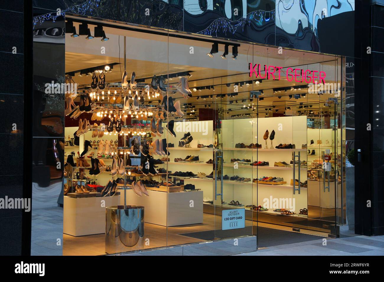 MANCHESTER, Regno Unito - 22 Aprile 2013: Kurt Geiger scarpe Negozio in Manchester, UK. Kurt Geiger è un cittadino britannico di calzature di marca. Essa ha 70 negozi. Foto Stock