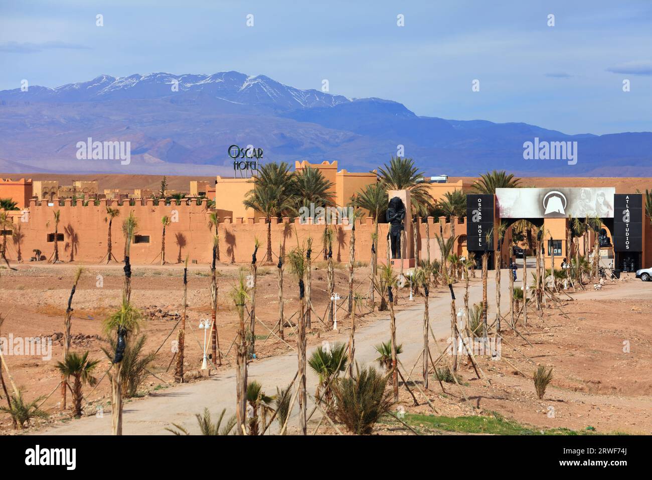 OUARZAZATE, MAROCCO - 18 FEBBRAIO 2022: Oscar Hotel by the Atlas Studios in Marocco. Atlas Studios è una delle più grandi città cinematografiche del mondo b Foto Stock