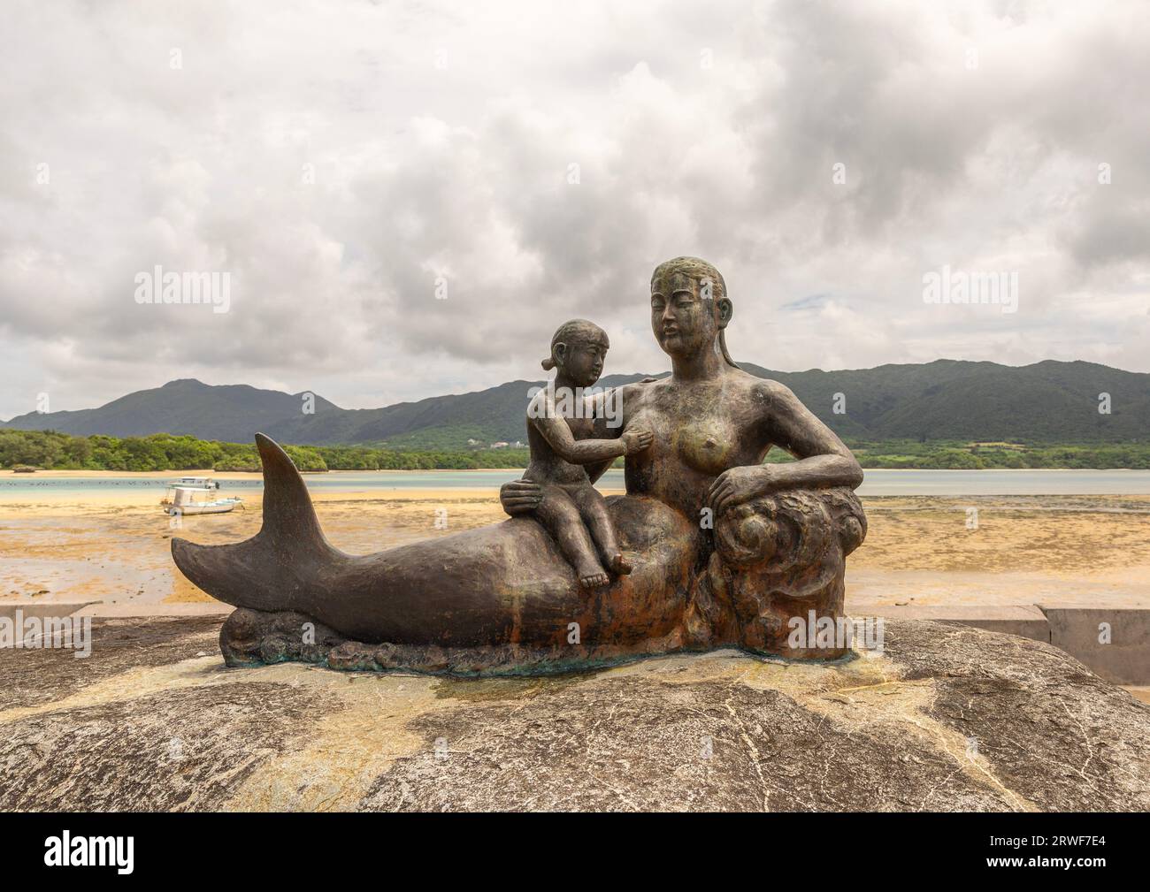 La statua della sirena costruita dal negozio Ryukyu Pearl, dalle isole Yaeyama, Ishigaki, Giappone Foto Stock