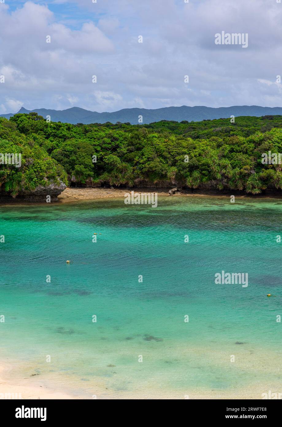Laguna tropicale con acque cristalline nella baia di Kabira, nelle isole Yaeyama, a Ishigaki, in Giappone Foto Stock