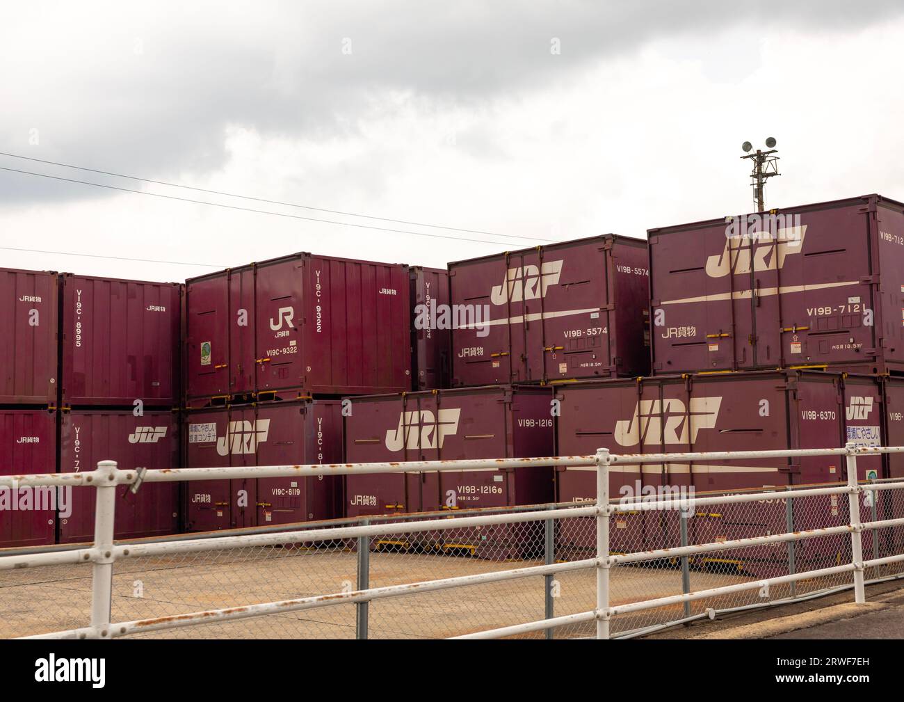 JR Post Containers in una stazione ferroviaria, regione di Kyushu, Arita, Giappone Foto Stock