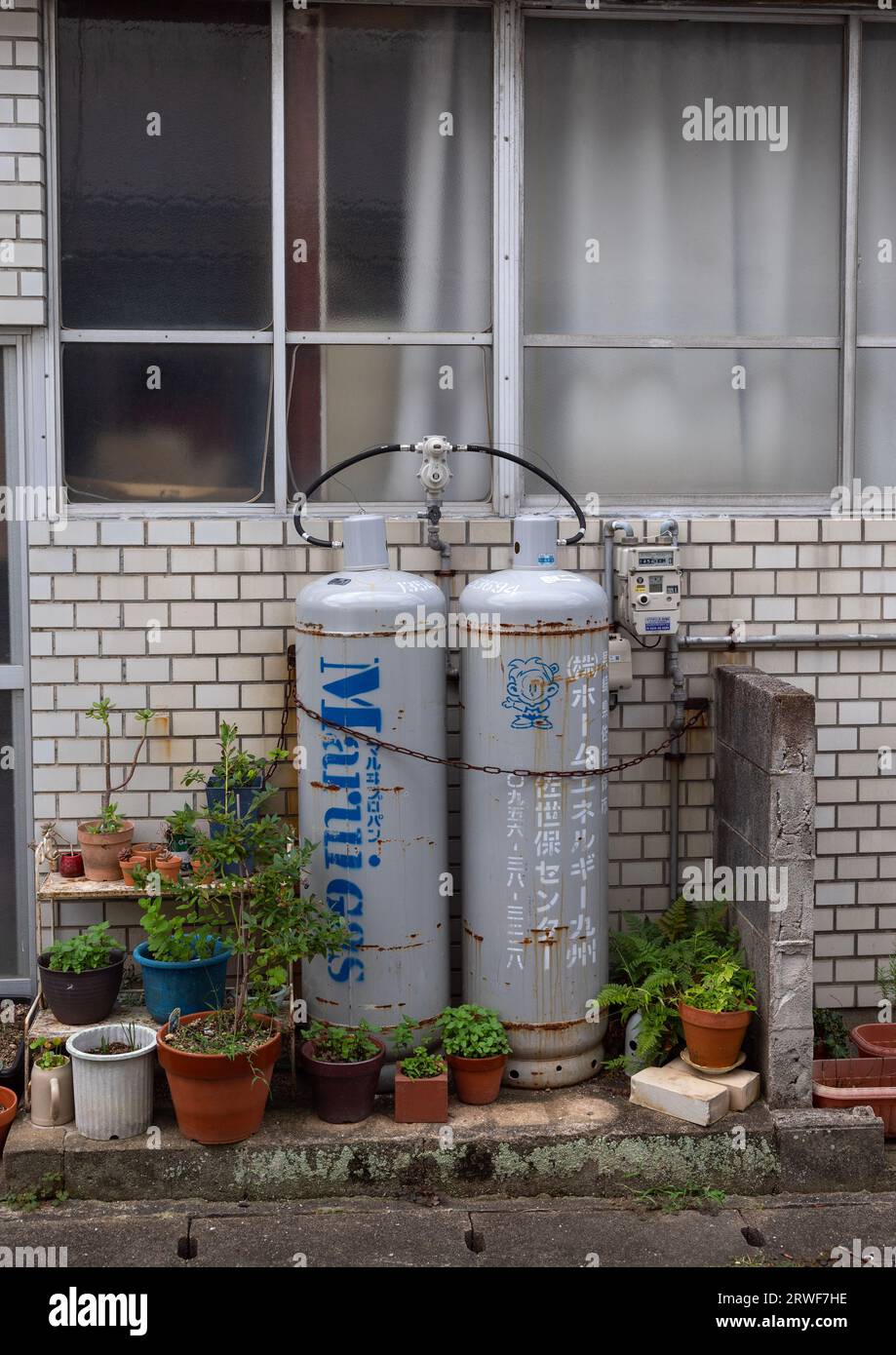 Bombole di gas Maruigas per cucinare fuori da una casa, regione di Kyushu, Arita, Giappone Foto Stock