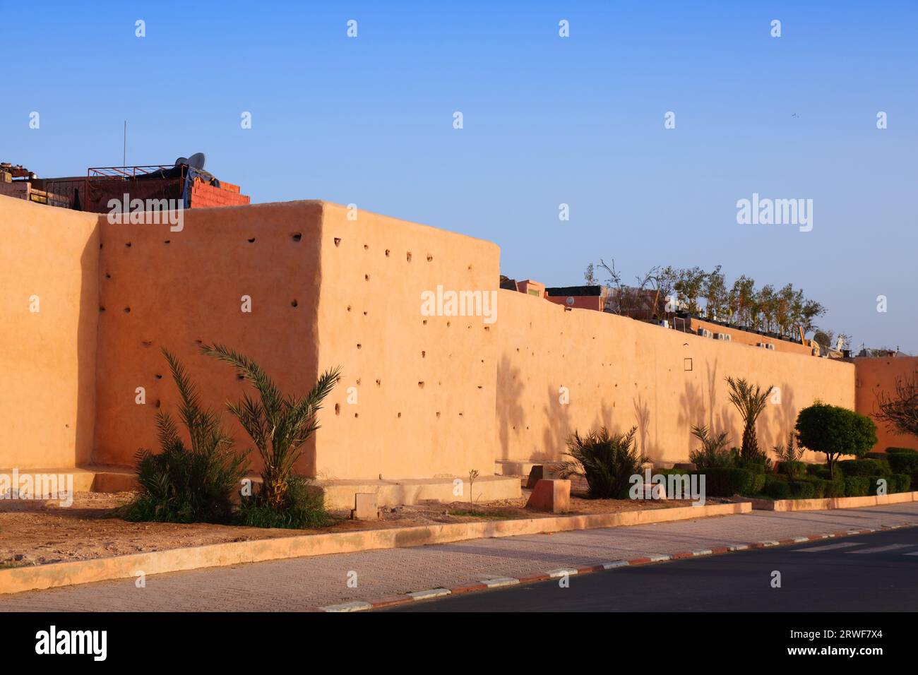 Marrakech punto di riferimento della città in Marocco. Mura della città che circondano Marrakech. Foto Stock