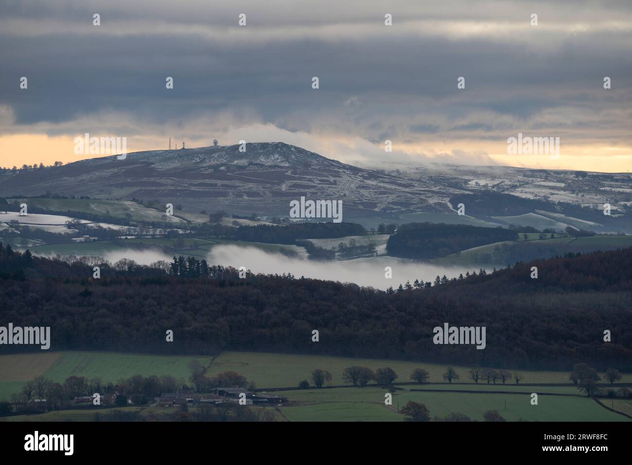 Vista da Ragleth Hill quando le condizioni invernali arrivano alla fine dell'autunno, Little Stretton, Shropshire, Regno Unito Foto Stock