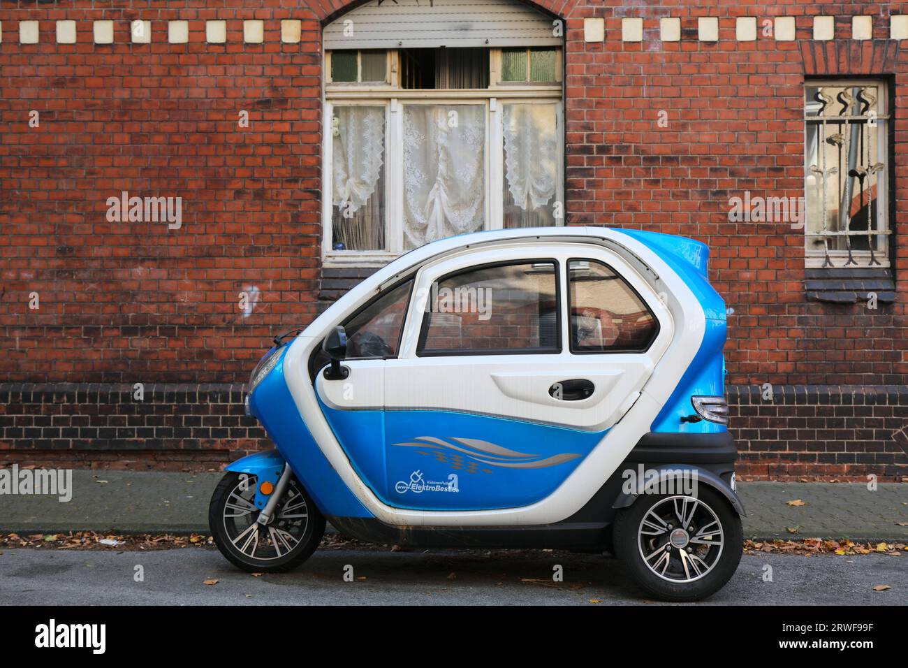 GELSENKIRCHEN, GERMANIA - 17 SETTEMBRE 2020: Veicolo elettrico micro Elektrobest parcheggiato in Germania. Foto Stock