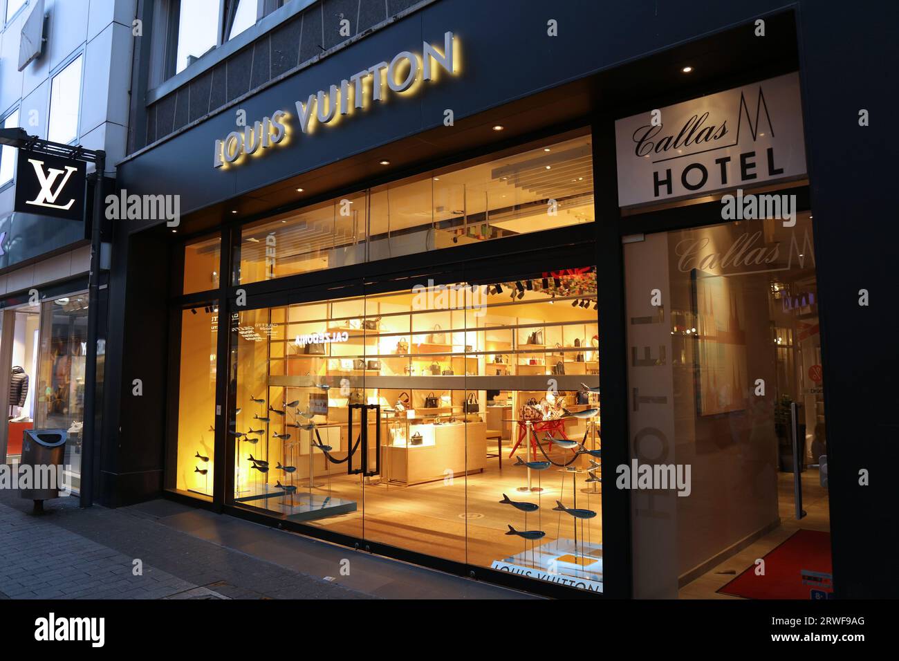 COLONIA, GERMANIA - 21 SETTEMBRE 2020: Boutique di alta moda Louis Vuitton a Hohe Strasse (High Street) di Colonia, Germania. Hohe Strasse e' uno di B. Foto Stock