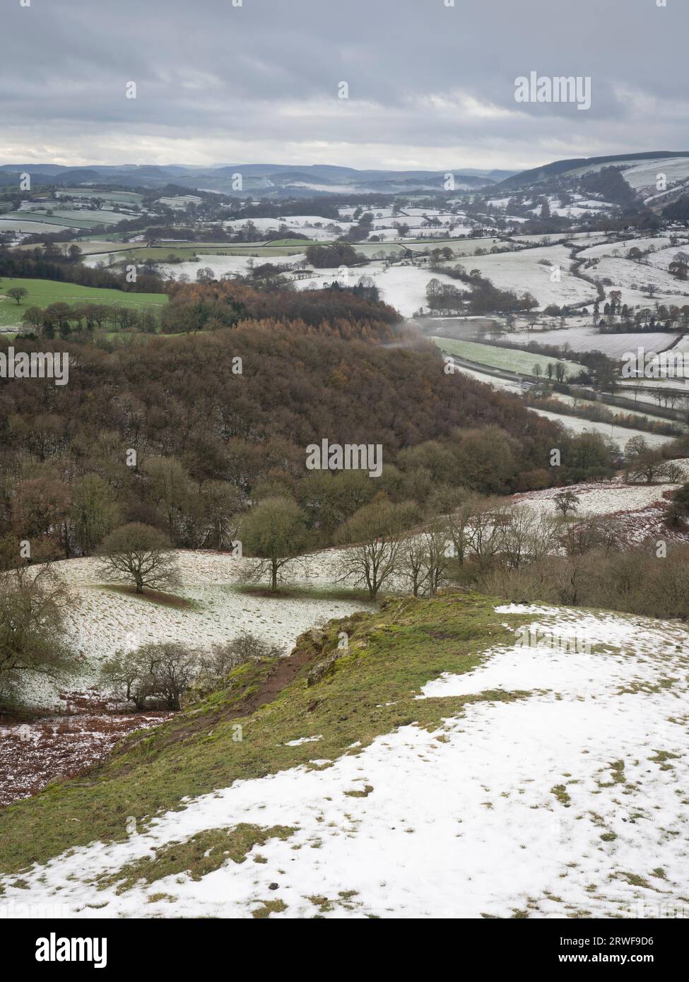 Vista da Ragleth Hill quando le condizioni invernali arrivano alla fine dell'autunno, Little Stretton, Shropshire, Regno Unito Foto Stock