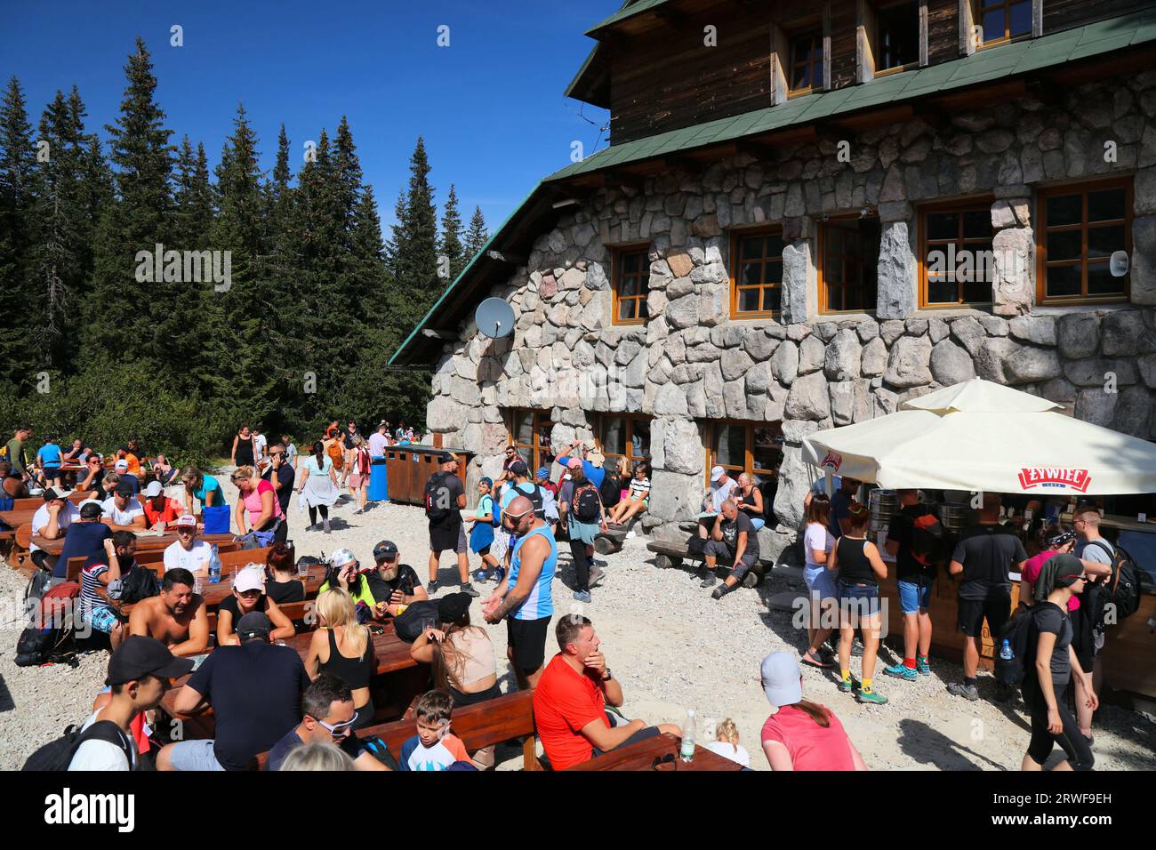 MONTAGNE TATRA, POLONIA - 9 SETTEMBRE 2023: I turisti visitano il rifugio montano Murowaniec nella valle di Hala Gasienicowa nel Parco Tatrzanski Narodowy (Tatra N Foto Stock