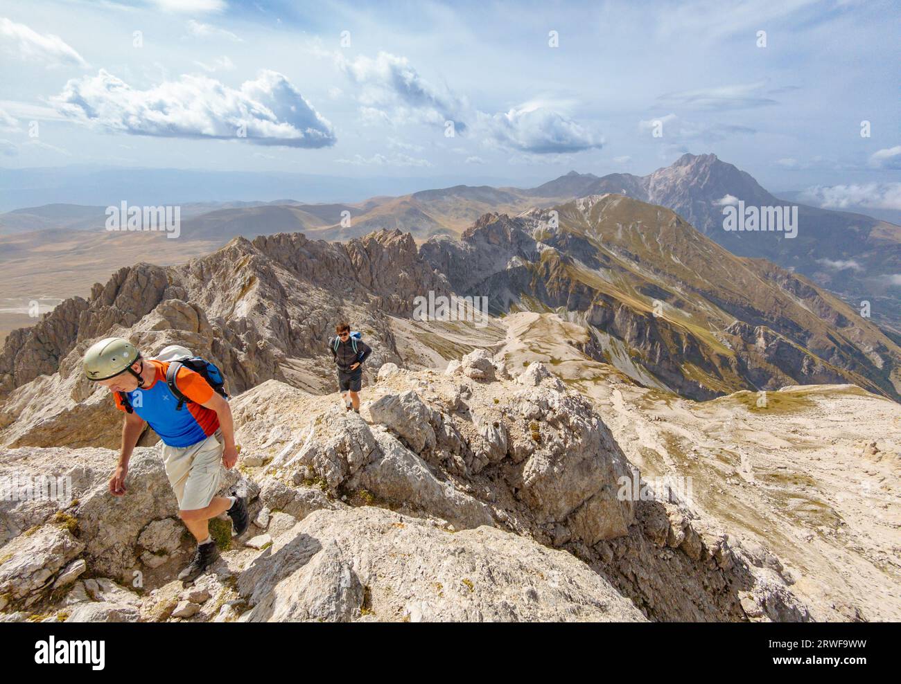 Monte Prena (Italia) - Un picco nella vetta della montagna chiamato Gran Sasso, Italia centrale, regione Abruzzo, con alpinisti in via Brancadoro e vie Cieri Foto Stock