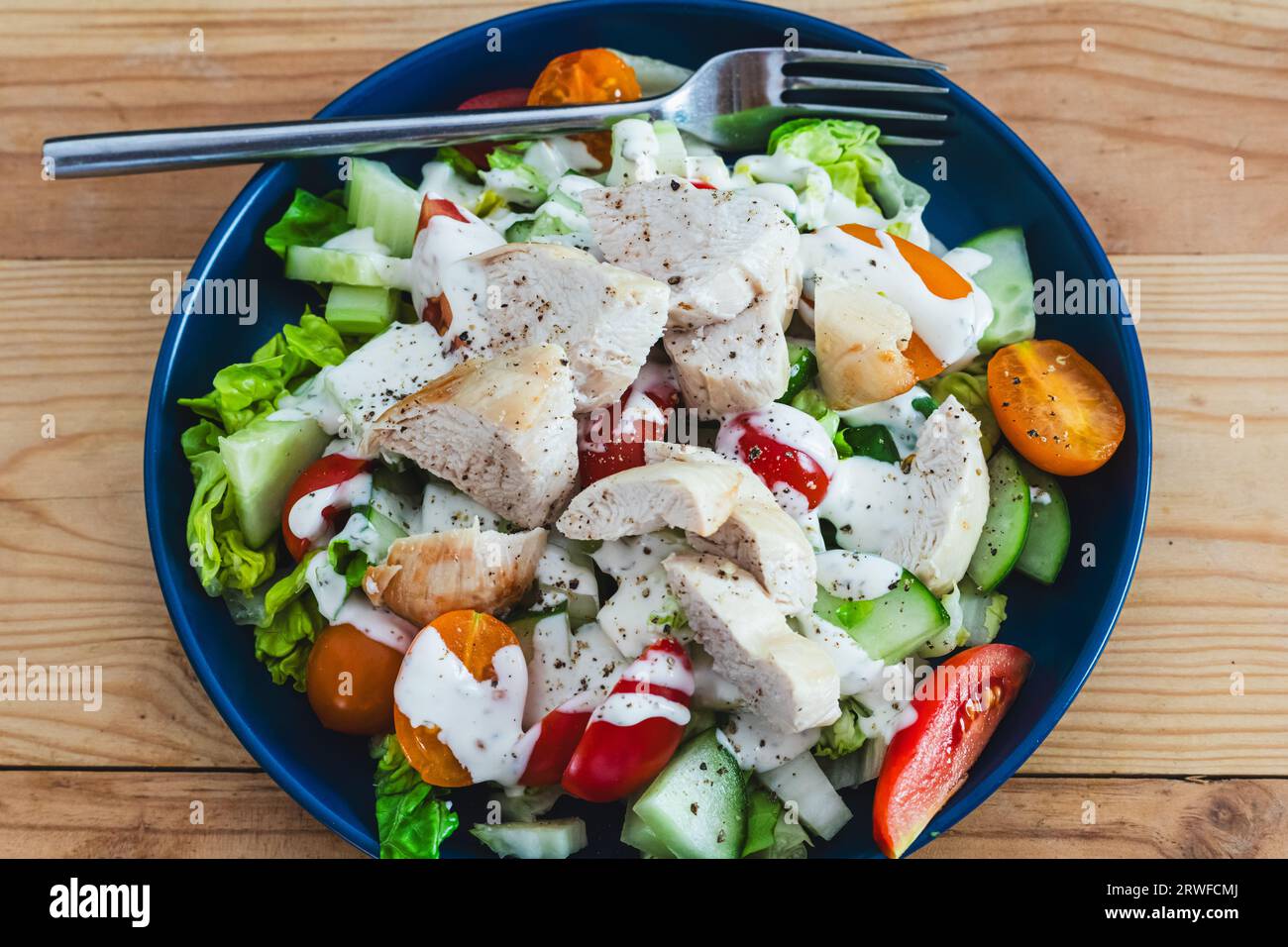 Caesar Salad di pollo, un'insalata salutare a base di lattuga, pomodori, cetrioli, sedano e pollo. Foto Stock