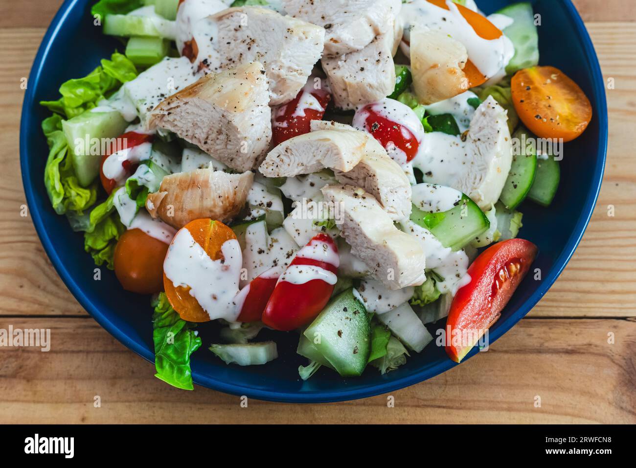 Caesar Salad di pollo, un'insalata salutare a base di lattuga, pomodori, cetrioli, sedano e pollo. Foto Stock