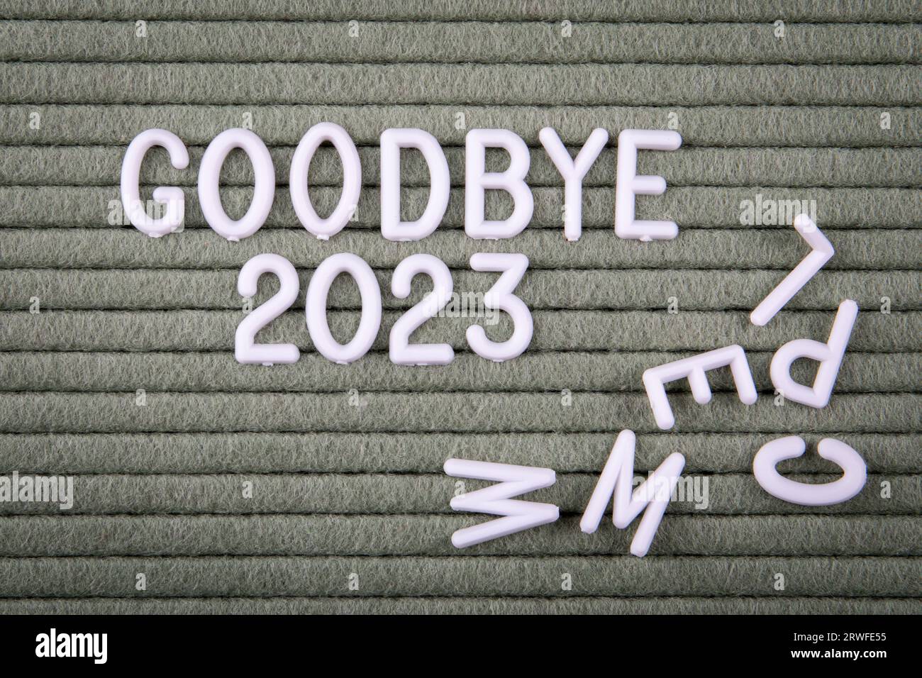 Addio 2023 Concept. Lettere bianche dell'alfabeto su sfondo verde. Foto Stock