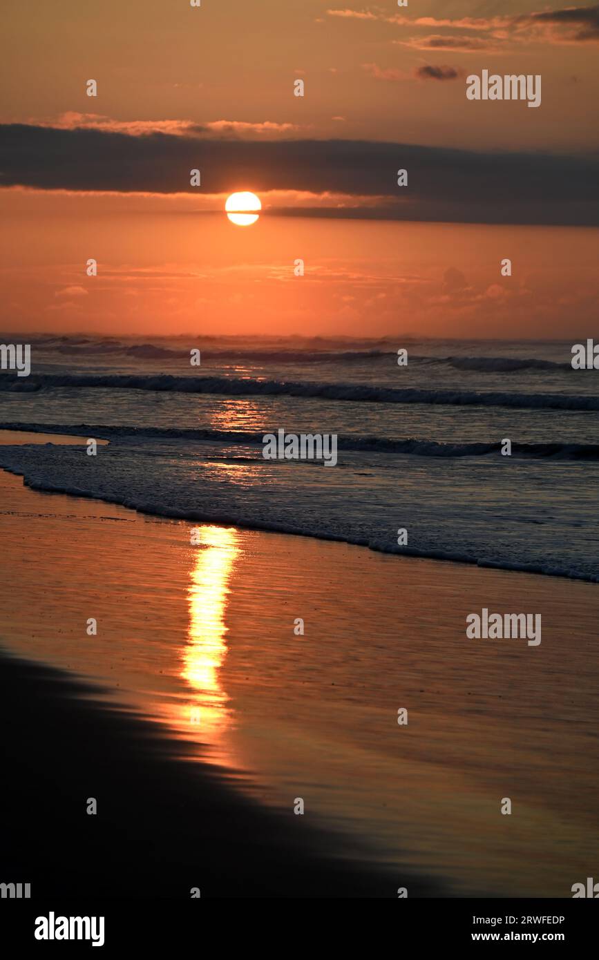 Il sole sorge all'orizzonte sull'Oceano Atlantico presso l'Hammocks Beach State Park nel North Carolina. Foto Stock