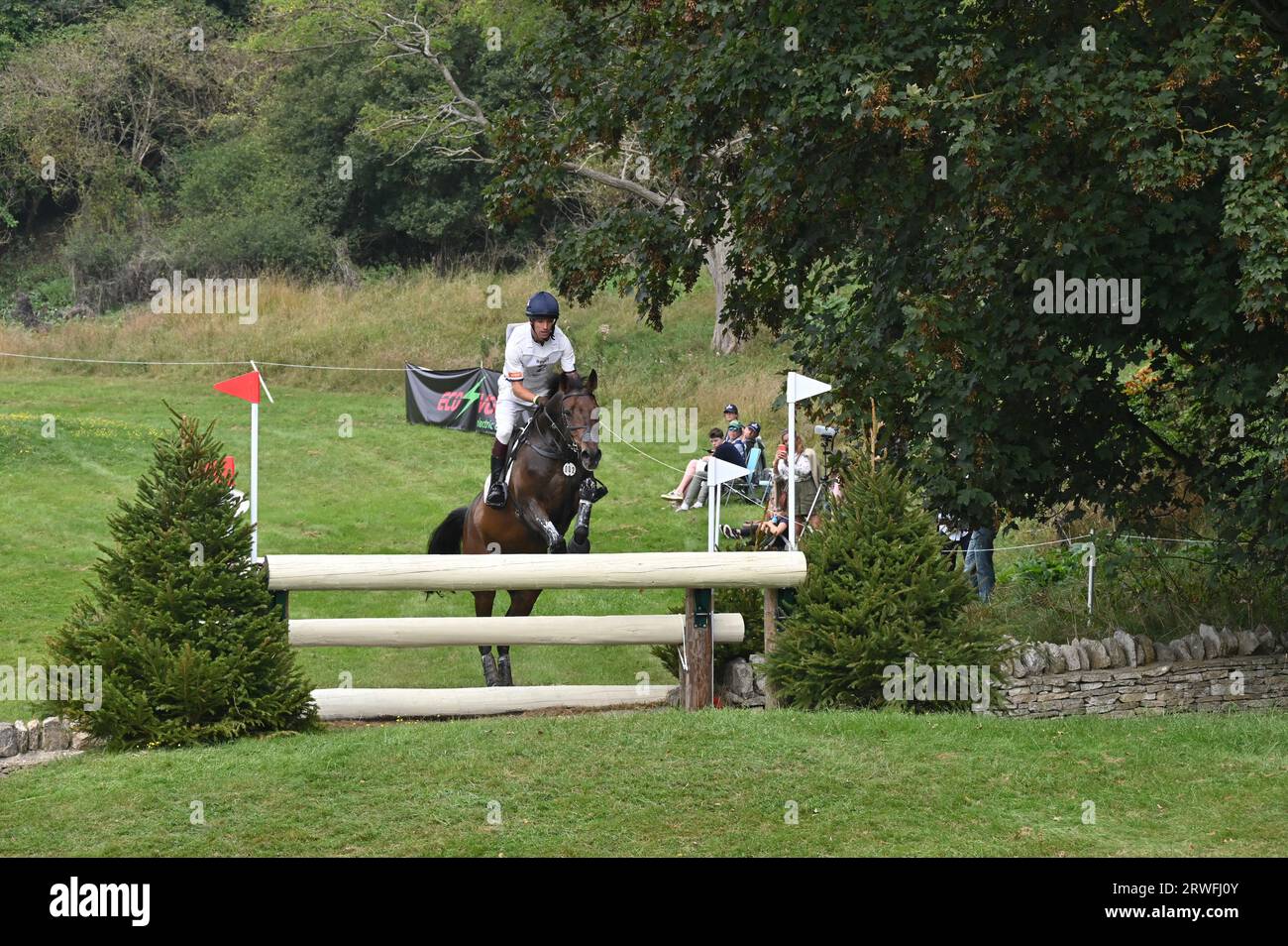 Harry Meade on et Hop Du Matz, fase di cross country del concorso CCI-L 4* Blenheim Palace International Horse Trials 2023, Woodstock , Oxfordshir Foto Stock