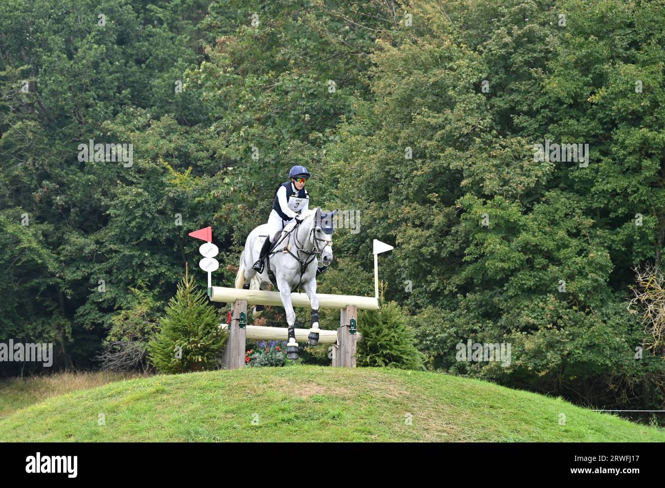 Laura Collett su Hester, fase di cross country del concorso CCI-L 4* Blenheim Palace International Horse Trials 2023, Woodstock , Oxfordshire Foto Stock