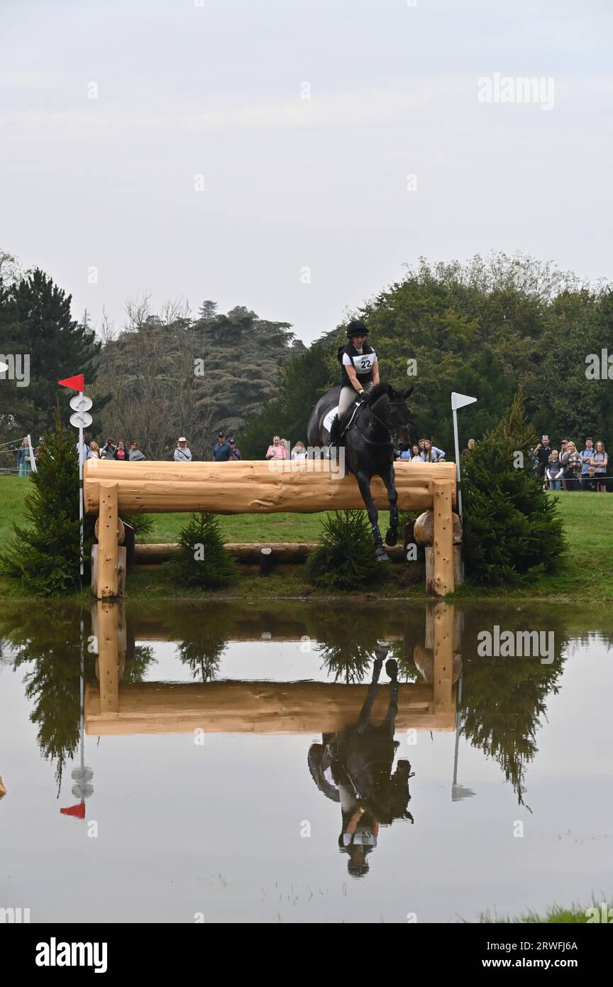 Katie Magee su Treworra, fase di cross country della competizione CCI-L 4* Blenheim Palace International Horse Trials 2023, Woodstock , Oxfordshire Foto Stock