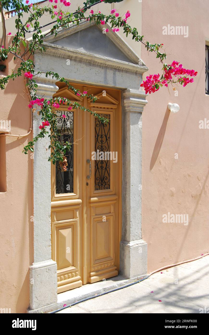 Vista dettagliata delle tradizionali porte e finestre greche colorate, dell'isola di Symi, del Dodecaneso e della Grecia Foto Stock