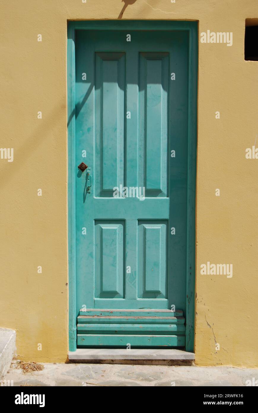 Vista dettagliata della tradizionale porta greca colorata, dell'isola di Symi, del Dodecaneso e della Grecia Foto Stock