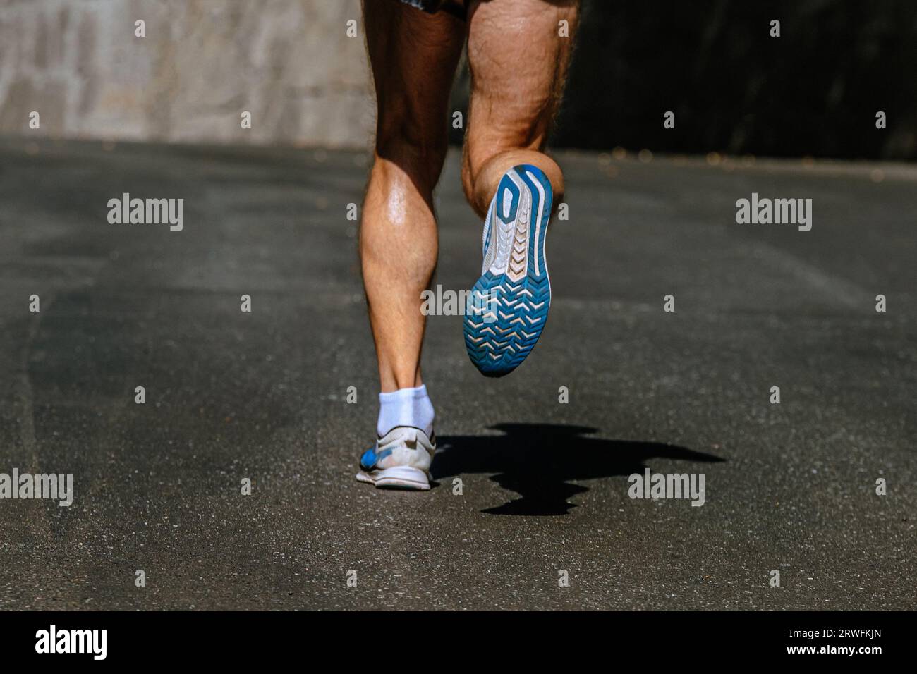 suola da running runner maschile, fondo dark road, gara di maratona estiva Foto Stock