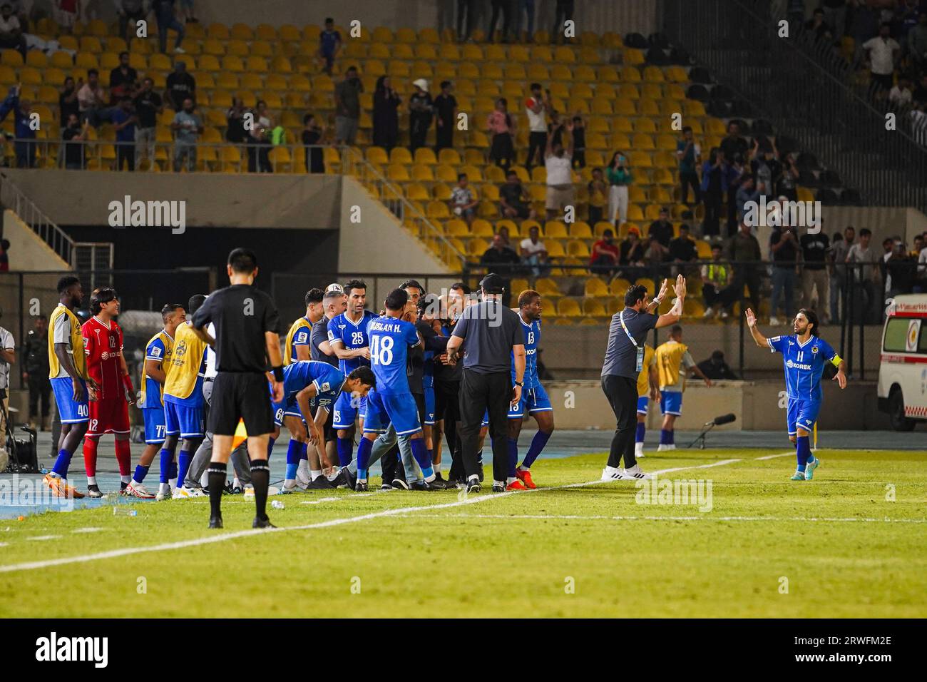 Erbil, Iraq. 18 settembre 2023. I giocatori di Jawiya celebrano dopo aver segnato il secondo gol durante il primo turno delle partite a gironi della AFC Champions League tra l'Iraq al-Quwa al-Jawiya (Air Force) e l'Iran Sepahan nello stadio Franso Hariri nella città di Erbil, la capitale della regione autonoma del Kurdistan settentrionale dell'Iraq. Punteggio finale 2-2 credito: SOPA Images Limited/Alamy Live News Foto Stock