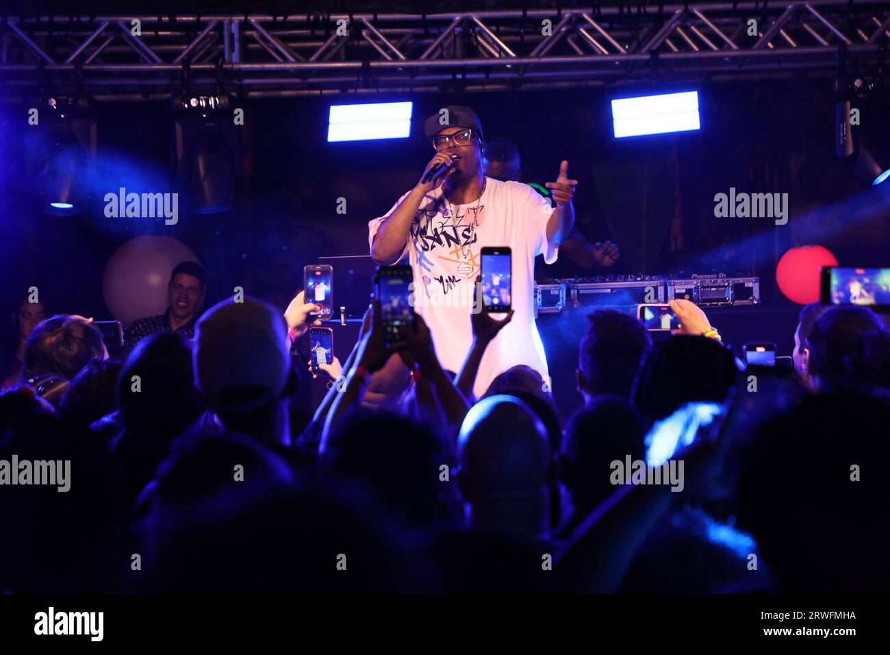 San Paolo, San Paolo, Brasile. 18 settembre 2023. Sao Paulo (SP), 09/18/2023 Ã¢â‚¬' CINEMA/FILM/NOSSSO SONHO/BUCHECHA/SP - con Lucas Peteado e Juan Paiva, il lungometraggio '' Nosso Sonho'', che racconta la storia di Claudinho e Bochecha, ha vinto la première la notte di questo lunedì (18). Celebrità, attori del cast e parenti erano allo Shopping Vila Olimpia, a San Paolo, per assistere al lancio del film, dopo che la pre Buchecha ha tenuto un ballo per la folla sul palco di SVO Secret nel proprio centro commerciale, i grandi successi del duo che ha segnato la storia degli anni '90 (Foto: Leco V Foto Stock