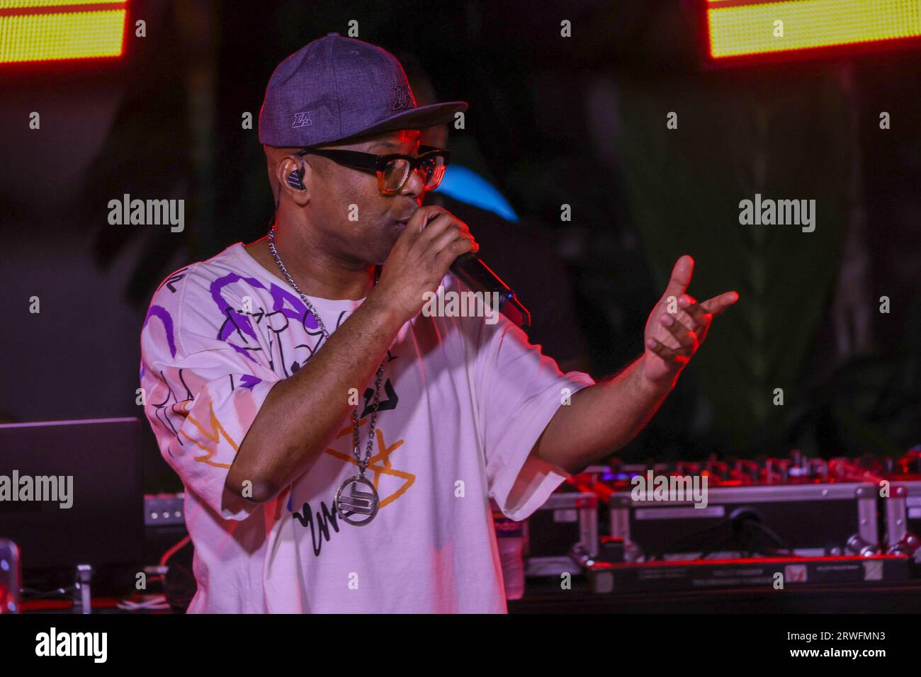 San Paolo, San Paolo, Brasile. 18 settembre 2023. Sao Paulo (SP), 09/18/2023 Ã¢â‚¬' CINEMA/FILM/NOSSSO SONHO/BUCHECHA/SP - con Lucas Peteado e Juan Paiva, il lungometraggio '' Nosso Sonho'', che racconta la storia di Claudinho e Bochecha, ha vinto la première la notte di questo lunedì (18). Celebrità, attori del cast e parenti erano allo Shopping Vila Olimpia, a San Paolo, per assistere al lancio del film, dopo che la pre Buchecha ha tenuto un ballo per la folla sul palco di SVO Secret nel proprio centro commerciale, i grandi successi del duo che ha segnato la storia degli anni '90 (Foto: Leco V Foto Stock