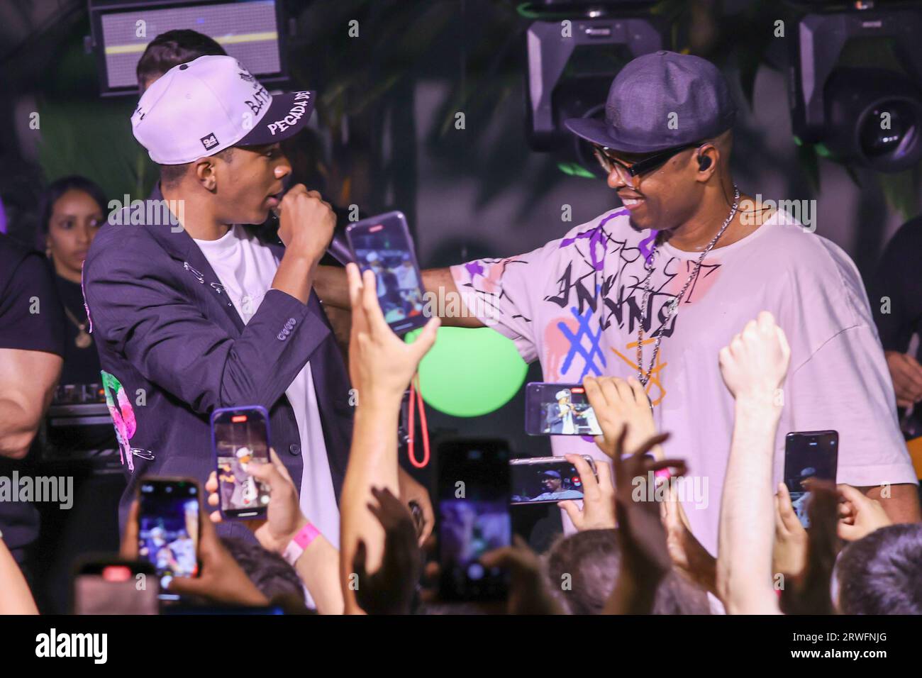 San Paolo, San Paolo, Brasile. 18 settembre 2023. Sao Paulo (SP), 09/18/2023 Ã¢â‚¬' CINEMA/FILM/NOSSSO SONHO/BUCHECHA/SP - con Lucas Peteado e Juan Paiva, il lungometraggio '' Nosso Sonho'', che racconta la storia di Claudinho e Bochecha, ha vinto la première la notte di questo lunedì (18). Celebrità, attori del cast e parenti erano allo Shopping Vila Olimpia, a San Paolo, per assistere al lancio del film, dopo che la pre Buchecha ha tenuto un ballo per la folla sul palco di SVO Secret nel proprio centro commerciale, i grandi successi del duo che ha segnato la storia degli anni '90 (Foto: Leco V Foto Stock