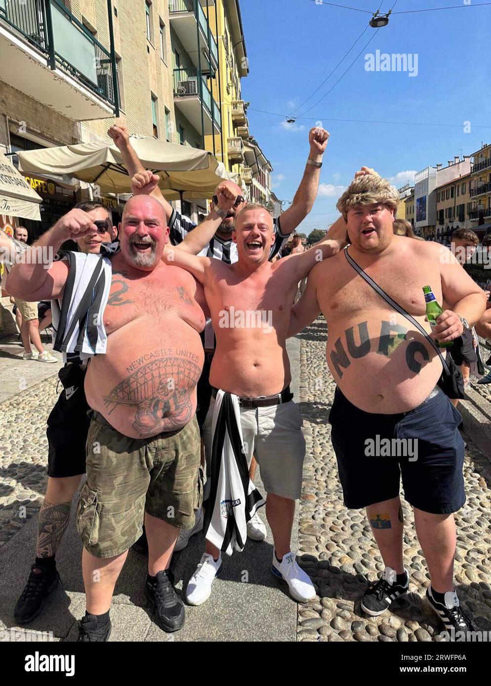 I tifosi del Newcastle United a Milano in vista della partita del gruppo F di UEFA Champions League contro il Milan. Data foto: Martedì 19 settembre 2023. Foto Stock