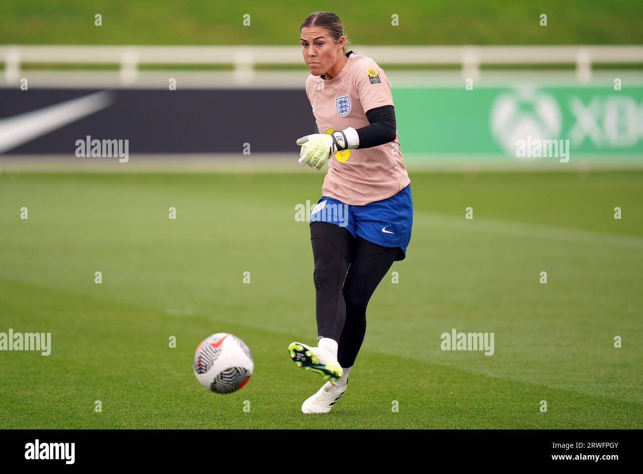 La portiere inglese Mary Earps durante una sessione di allenamento al St. George's Park, Burton-on-Trent. Data foto: Martedì 19 settembre 2023. Foto Stock