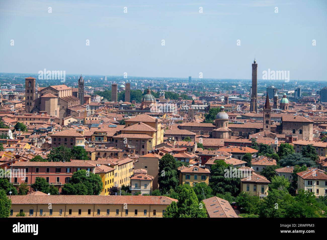 Skyline di Bologna con la struttura medievale visibile della Torre Asinelli alta 97,2 metri (319 piedi), una delle due alte torri ( le due torr Foto Stock