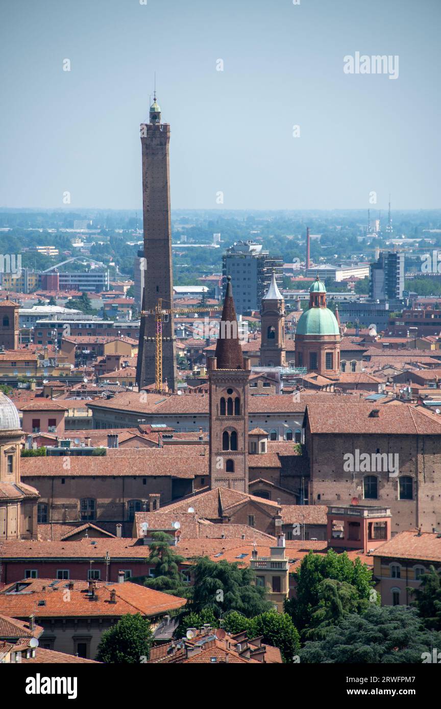 Skyline di Bologna con la struttura medievale visibile della Torre Asinelli alta 97,2 metri (319 piedi), una delle due alte torri ( le due torr Foto Stock