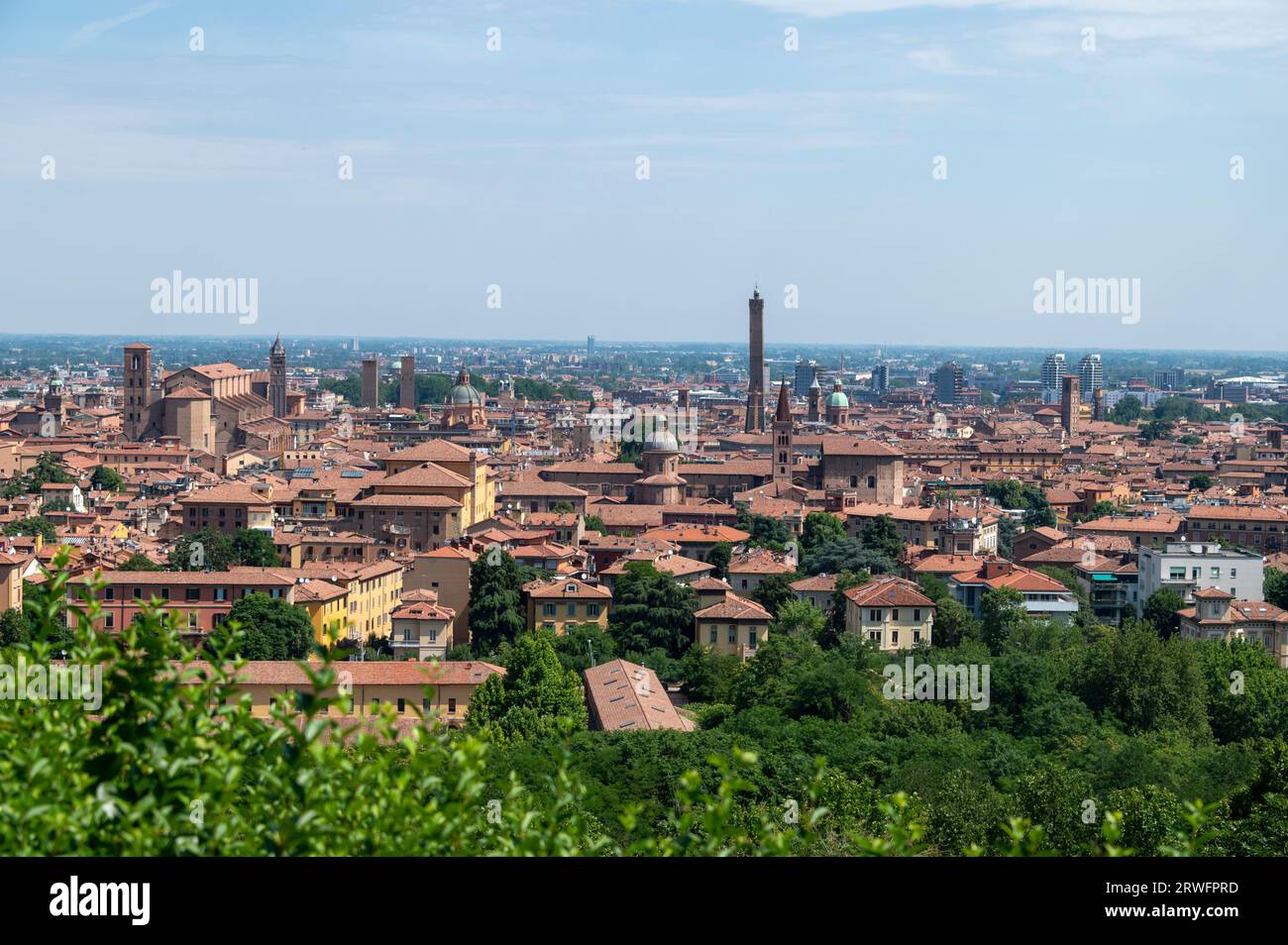 Skyline di Bologna con la struttura medievale visibile della Torre Asinelli alta 97,2 metri (319 piedi), una delle due alte torri ( le due torr Foto Stock