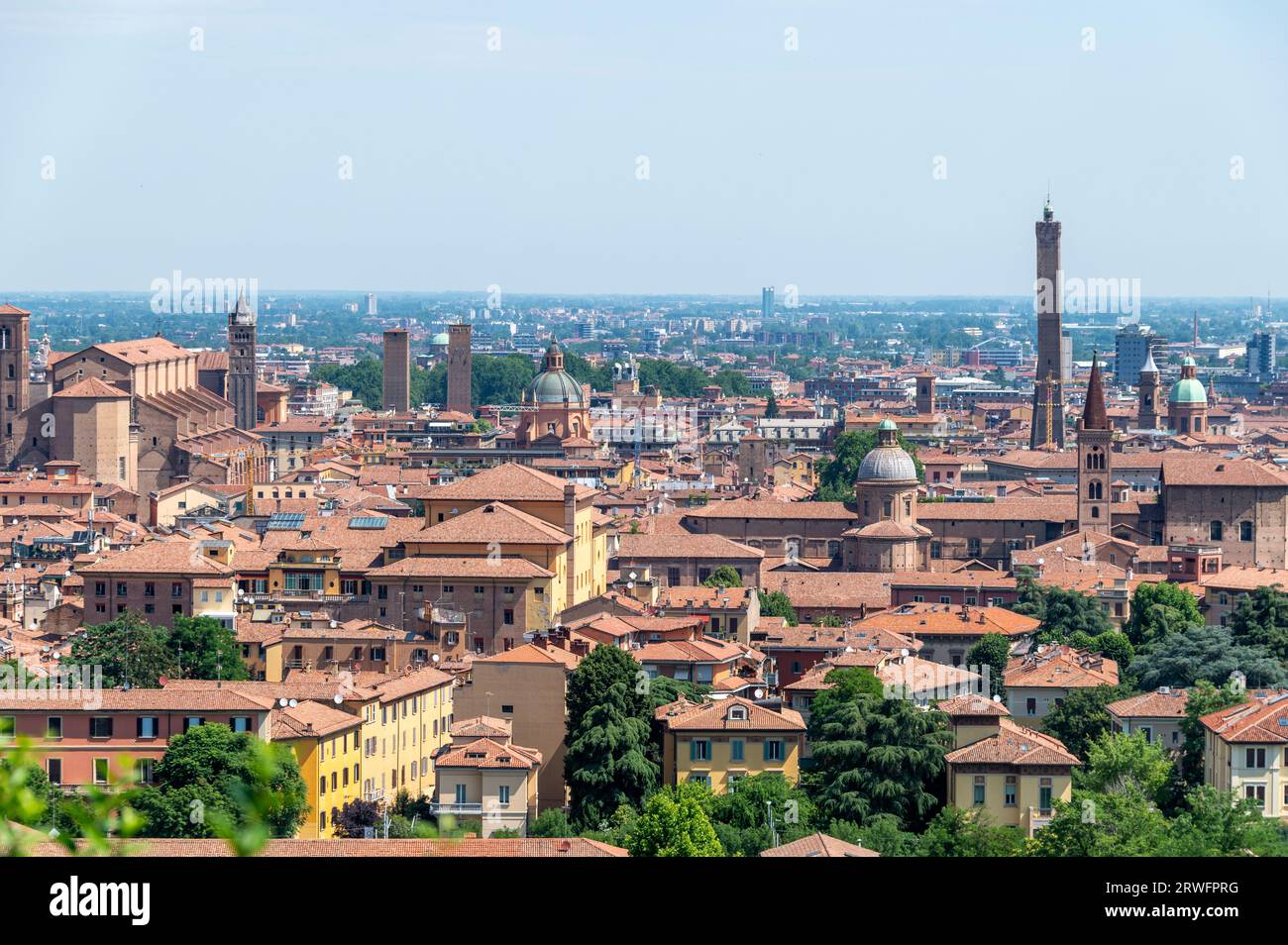 Skyline di Bologna con la struttura medievale visibile della Torre Asinelli alta 97,2 metri (319 piedi), una delle due alte torri ( le due torr Foto Stock