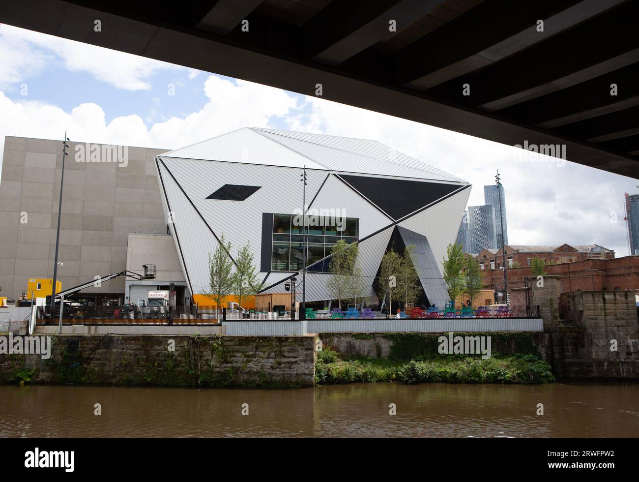 Aviva Studios, sede della Factory International, è un nuovo punto di riferimento culturale per Mancherster e il mondo. Costruito pensando alla flessibilità, il Foto Stock