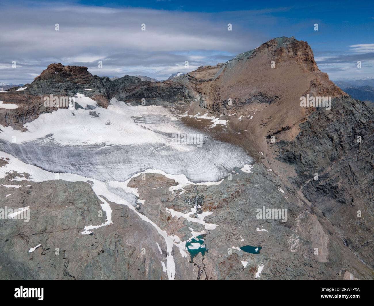 Vista aerea con droni della cima della Ciamarella, del ghiacciaio e dei piccoli laghi glaciali, delle Alpi italiane (Valli di Lanzo). paesaggio montano Foto Stock