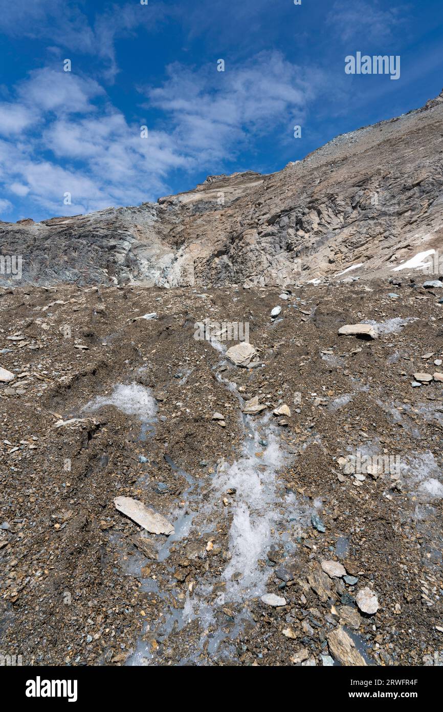 Ghiacciaio Ciamarella coperto da terreno, pietre e ghiaia. paesaggio montano. cambiamento climatico e riscaldamento globale che scioglie il ghiaccio. Foto Stock