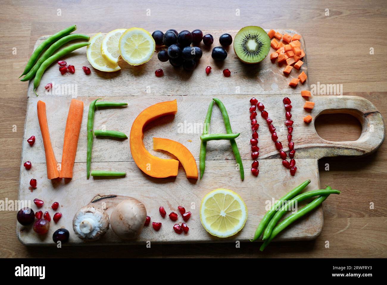 Vegane Ernährung enthält viel Obst, Gemüse und rohkost Foto Stock