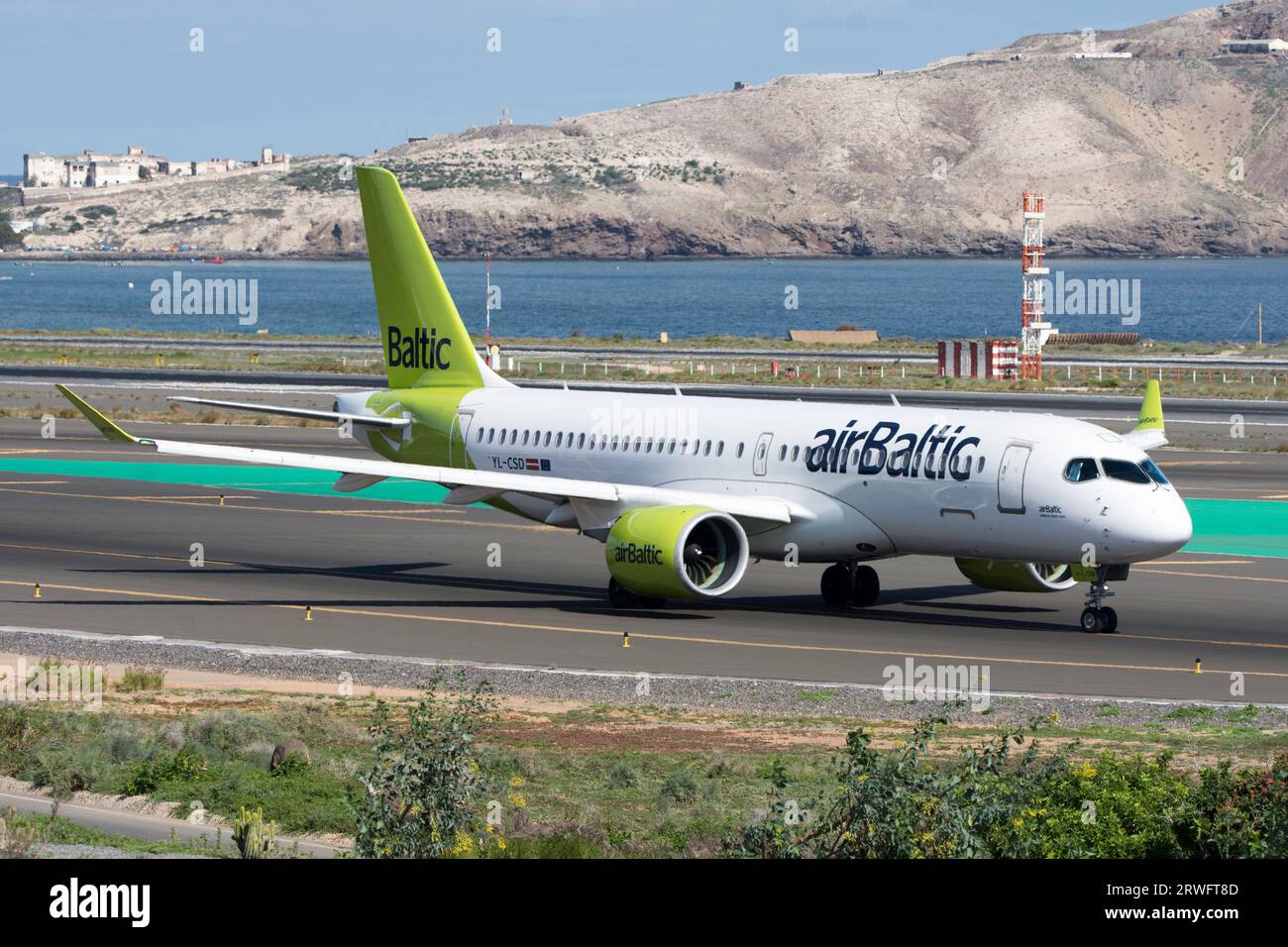Airbus A220-300 de AirBaltic carreteando Foto Stock