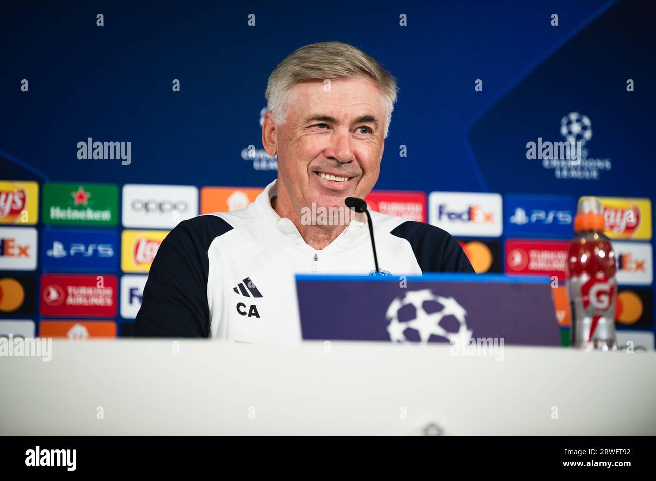 Valdebebas, Madrid, Spagna. 19 settembre 2023. Carlo Ancelotti (Real Madrid) durante la conferenza stampa del giorno prima della partita di Champions League contro Union Berlin a Ciudad Real Madrid il 19 settembre 2023 a Valdebebas (Madrid), Spagna (Credit Image: © Alberto Gardin/ZUMA Press Wire) SOLO EDITORIALE! Non per USO commerciale! Crediti: ZUMA Press, Inc./Alamy Live News Foto Stock