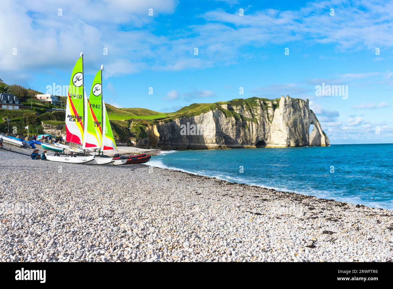La spiaggia di ciottoli di Étretat in Normandia/Francia Foto Stock