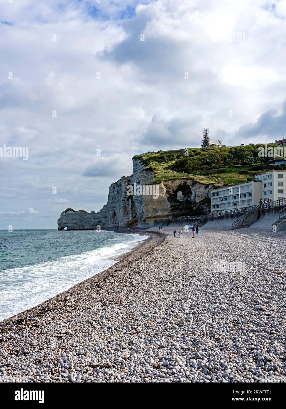 La spiaggia di ciottoli di Étretat in Normandia/Francia Foto Stock