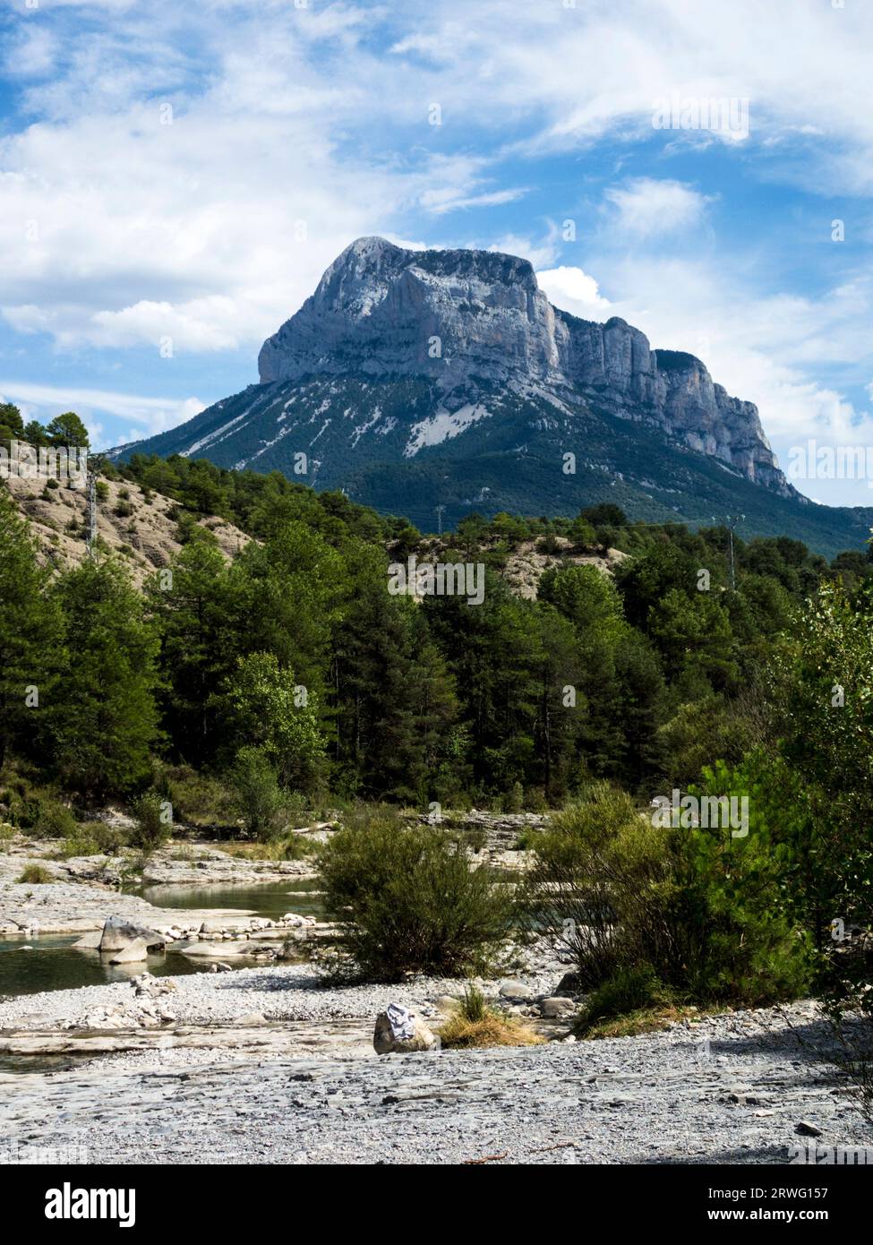 Peña Montañesa visto dal fiume Cinca in Aragon/Spagna Foto Stock