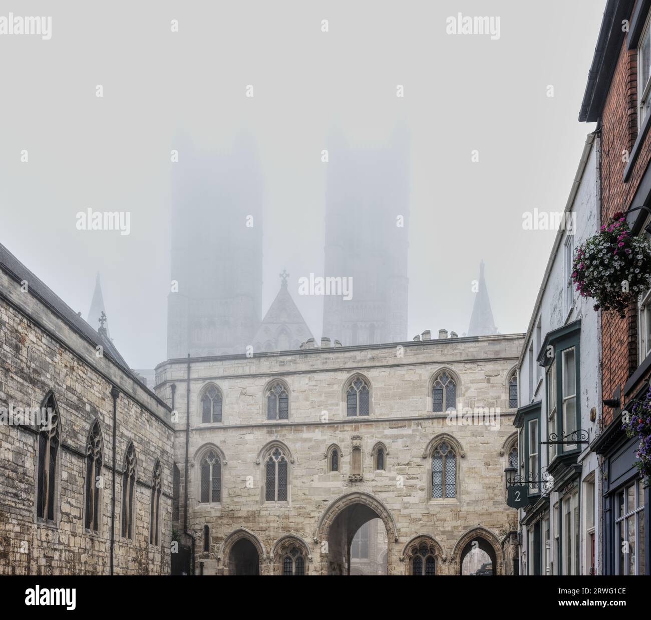 Ingresso Exchequergate alla cattedrale medievale costruita dai normanni a Lincoln, in Inghilterra, in una mattina nebbiosa. Foto Stock