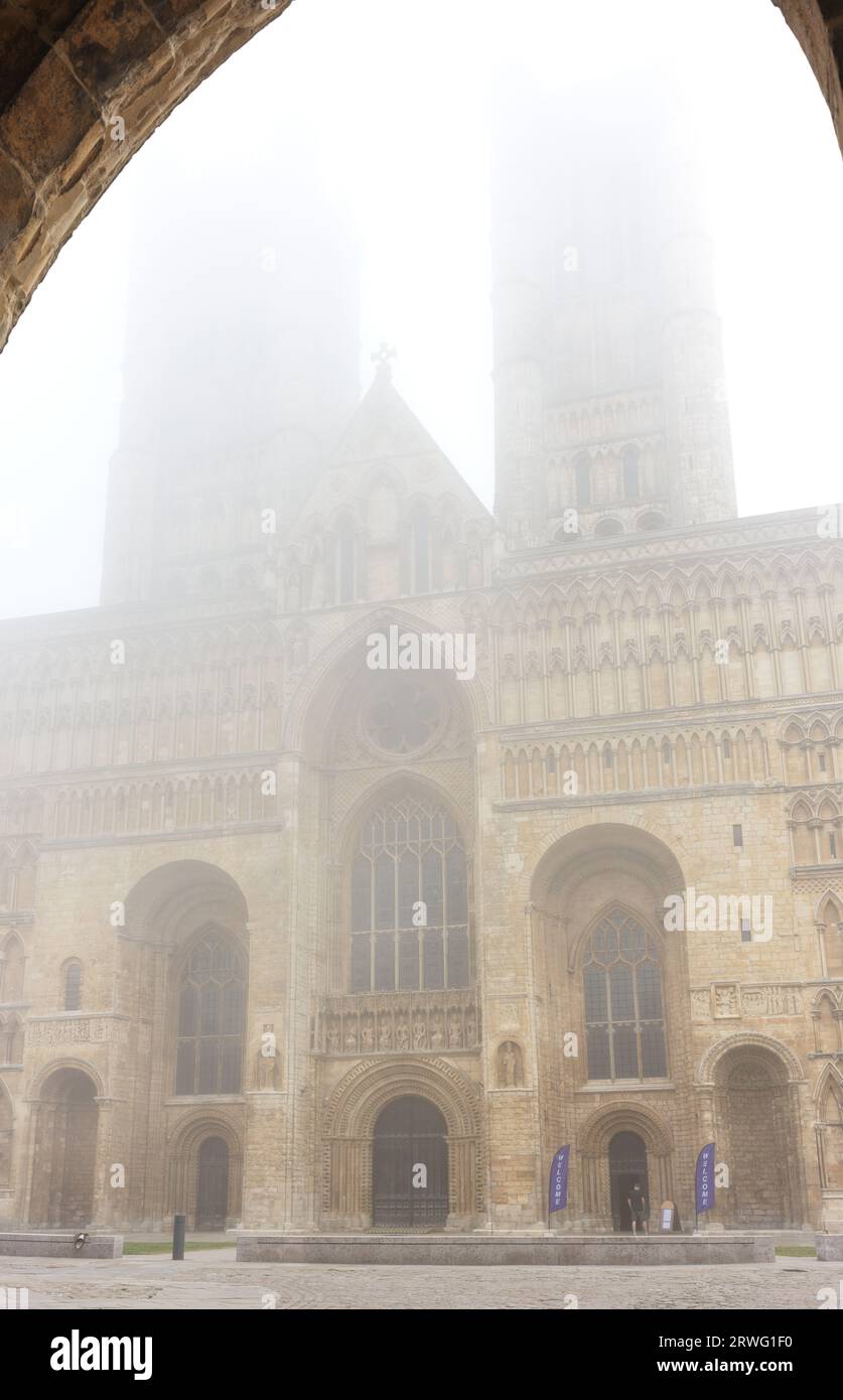 Torri dell'estremità occidentale e ingresso principale alla cattedrale medievale costruita dai normanni a Lincoln, in Inghilterra, in una mattina nebbiosa. Foto Stock
