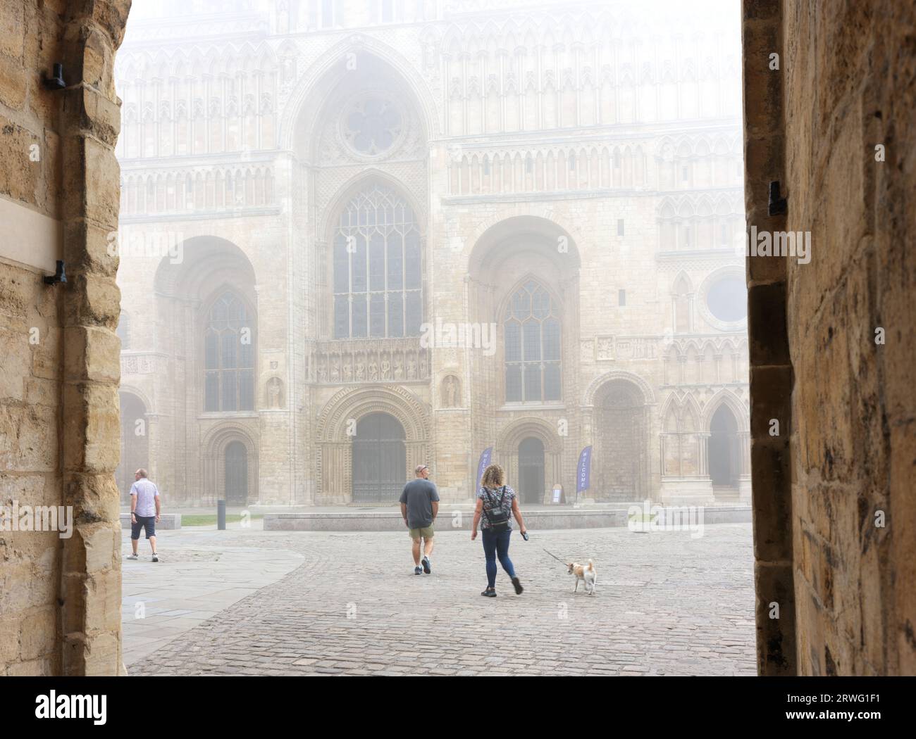 West End e ingresso principale alla cattedrale medievale costruita dai normanni a Lincoln, Inghilterra, in una mattina nebbiosa. Foto Stock